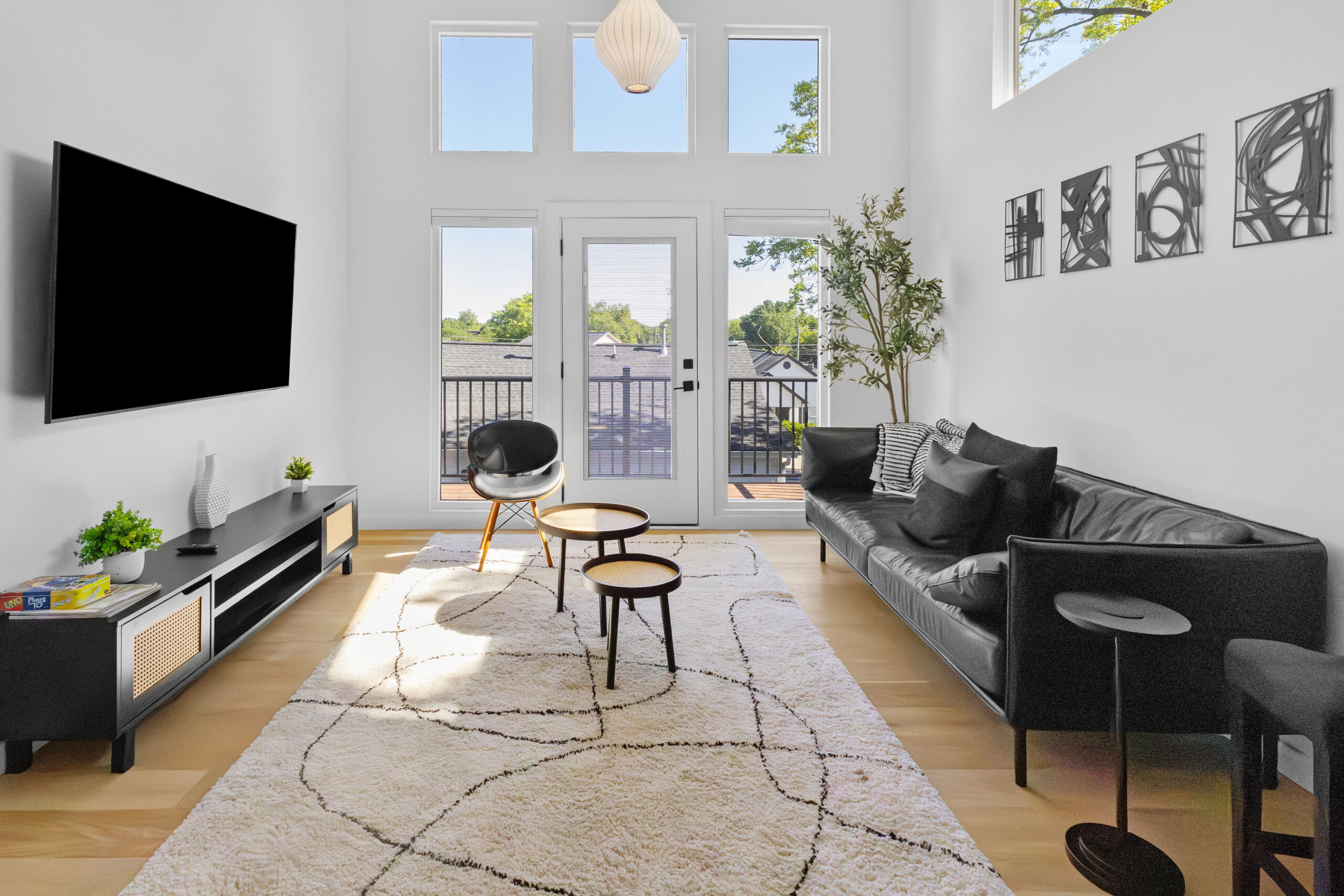 Living room — Suite 200, Oak City Retreats